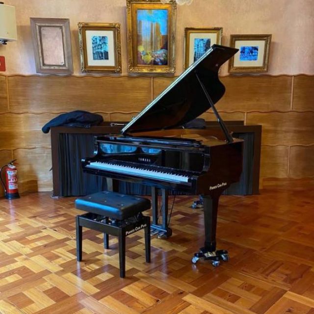 Piano instalado, afinado y preparado despues de un transporte de una vivienda a otra