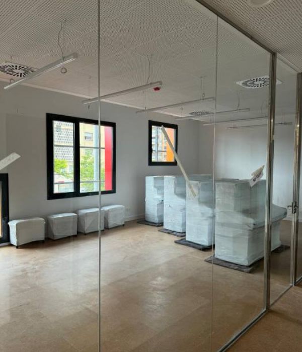 grupo de pianos de pared preparados y embalados para ser trasladados