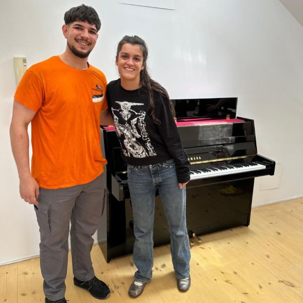 Trabajando con Amaia Romero en el traslado de un piano para un cocierto suyo