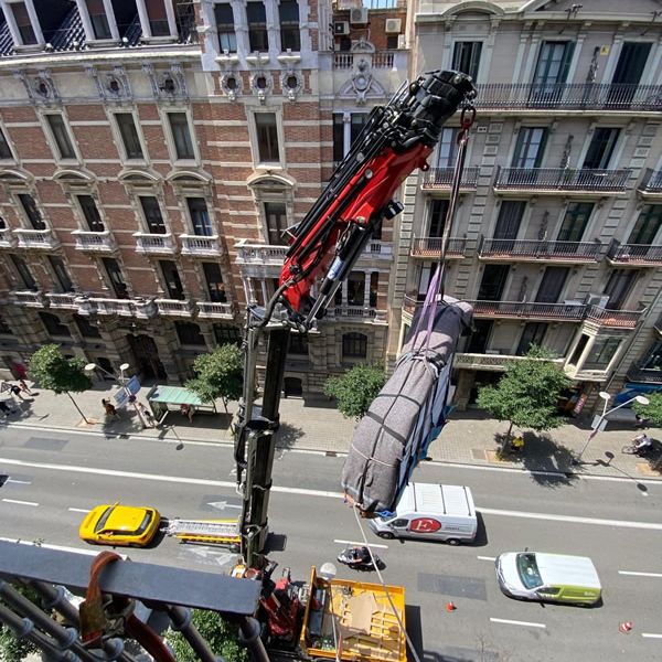 Grua elevando piano de cola visto desde arriba