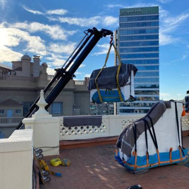 trasporte de dos pianos en Barcelona con grúa para subirlo a un piso alto