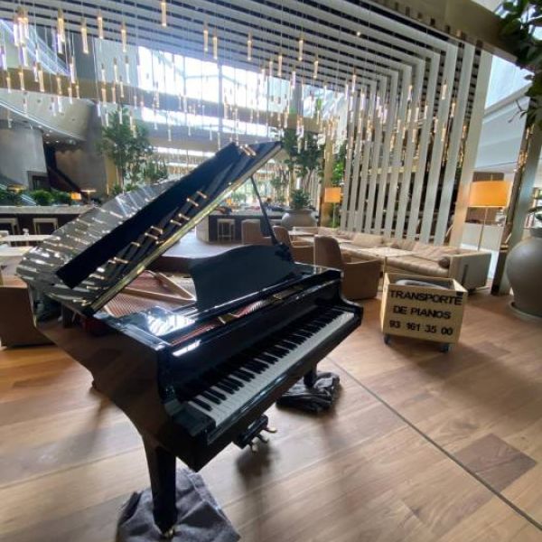 Piano trasportado y instalado y afinado en sala de evento para concierto intimo