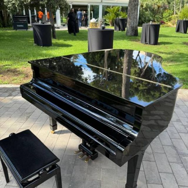 Piano trasladado al jardin de un hotel para poder utilizarse en una boda