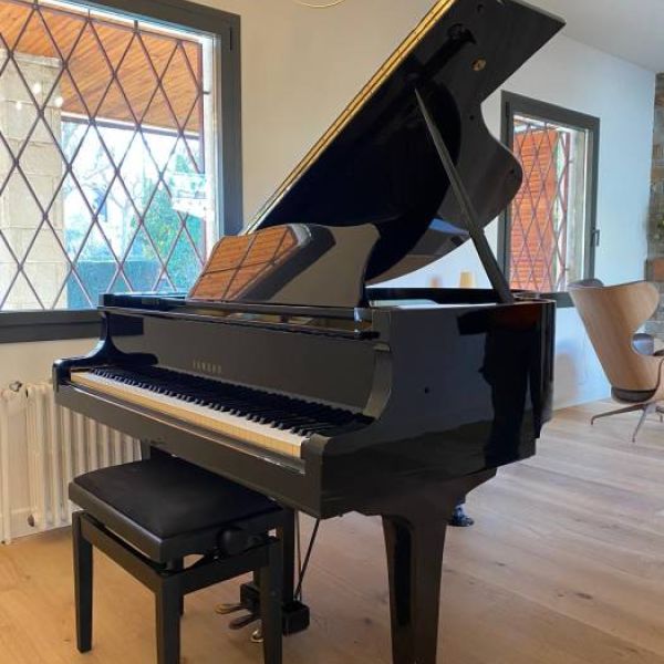 Piano de cola antiguo en habitacion despues de haber sido trasladado