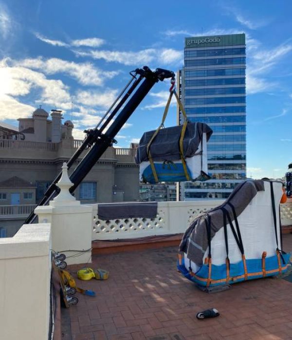 trasporte de dos pianos en Barcelona con grúa para subirlo a un piso alto