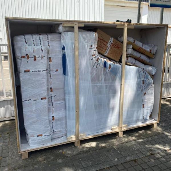 Pianos de cola dentro de caja de embalaje con todas las protecciones para un traslado correcto