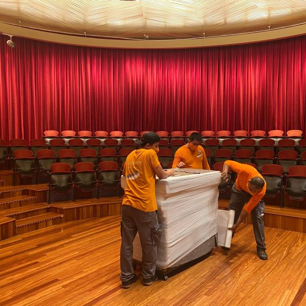 Trasportistas de pianos de Grupo Iprom trasladando un piano en el Liceu