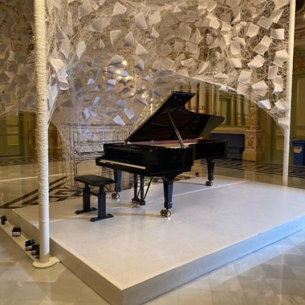 Piano de cola trasladado a sala de exposiciones