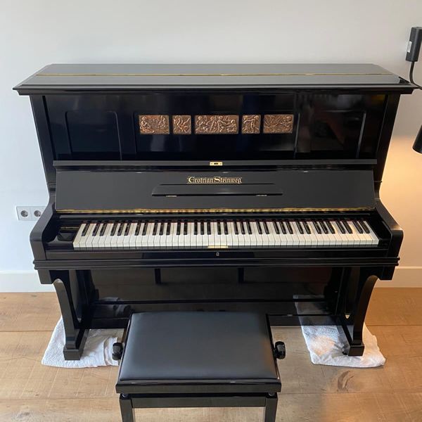 Piano de pared siendo preparado para el traslado