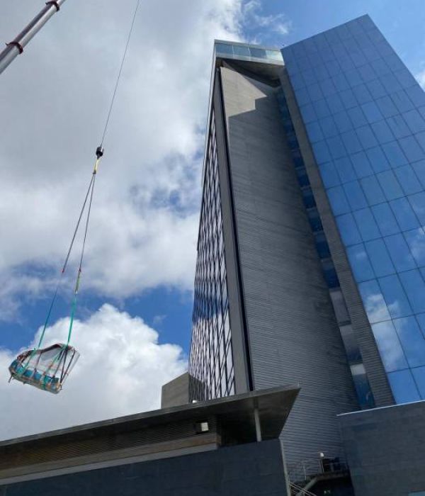 Un traslado de piano de alta dificultad por la altura del piso en destino, utilizando grua especializada para la elevación de piano 
