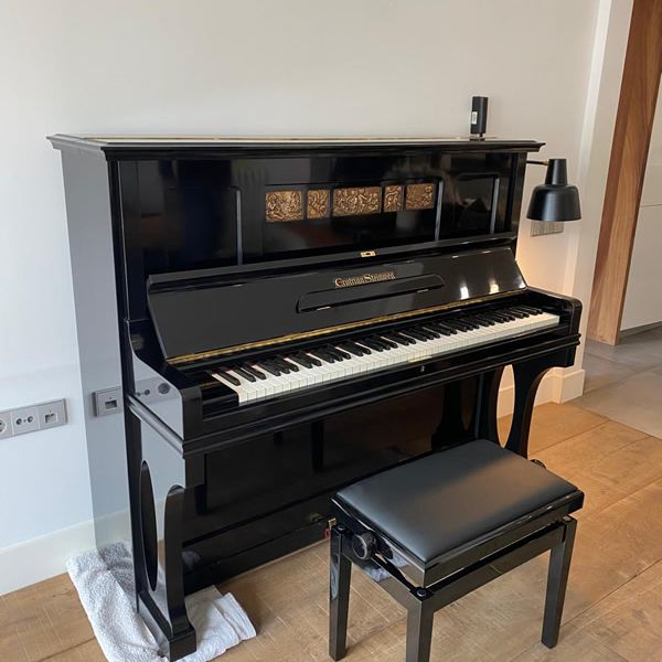 Piano de pared siendo preparado para el transporte