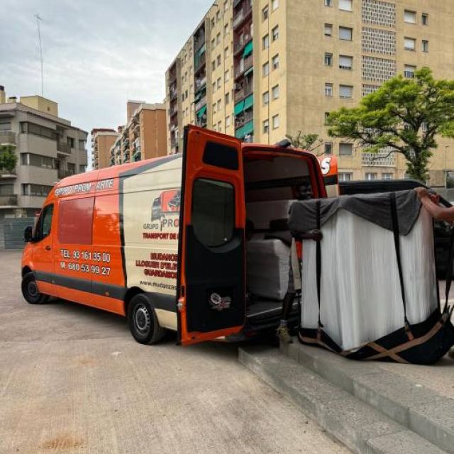 piano siendo introducido para su transporte de una vivienda a otra